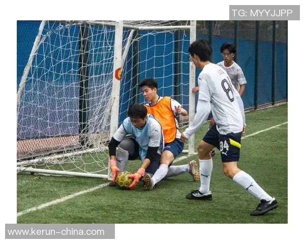 足球明星微笑瞬间定格魅力展现青春活力的精彩瞬间 足球明星微笑瞬间定格魅力展现青春活力的精彩瞬间