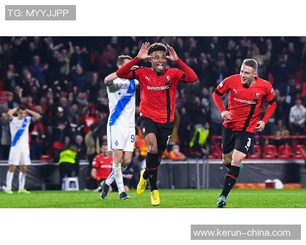 闪电图案足球明星的传奇之路与场上风采的完美结合 闪电图案足球明星的传奇之路与场上风采的完美结合