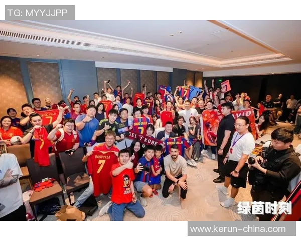 女记者与足球明星亲密合影展现职业魅力与热爱足球的激情