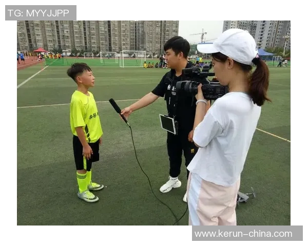 足球服的选择与搭配技巧助你在赛场上尽显风采与魅力 足球服的选择与搭配技巧助你在赛场上尽显风采与魅力